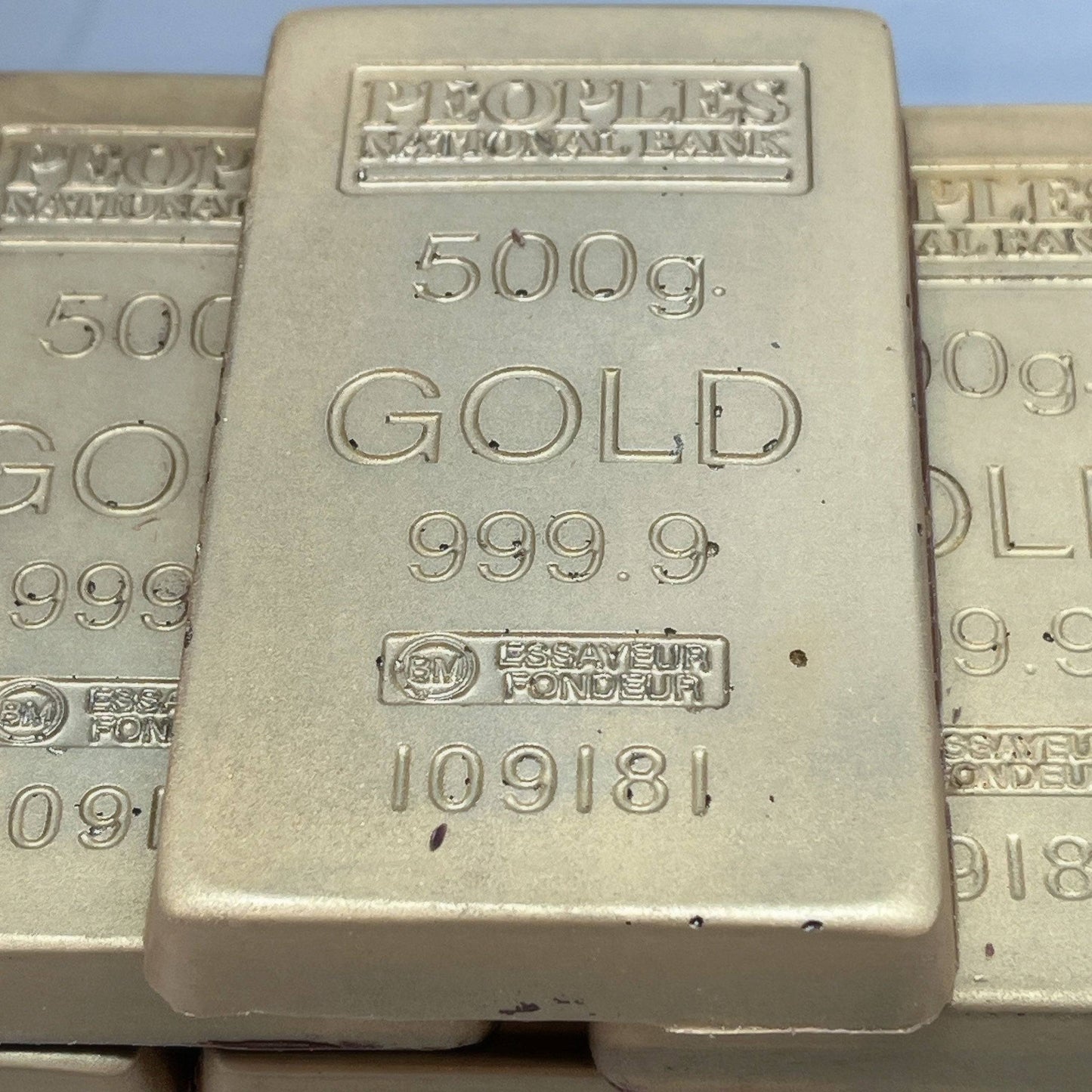 Dubai Gold Chocolate Bar - Limited Edition Luxury designed to resemble a 500g gold bullion with 999.9 purity markings. Edible chocolate in gold foil wrap.