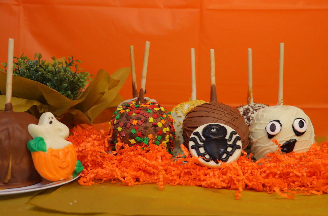 Happy Halloween Caramel Apples from thesweettooth.com