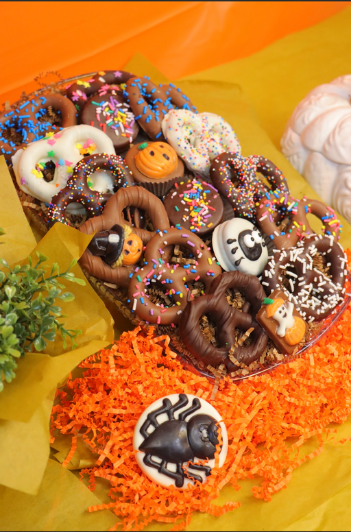 Halloween_Themed_Chocolate_Dipped_Pretzel_Oreo Platter